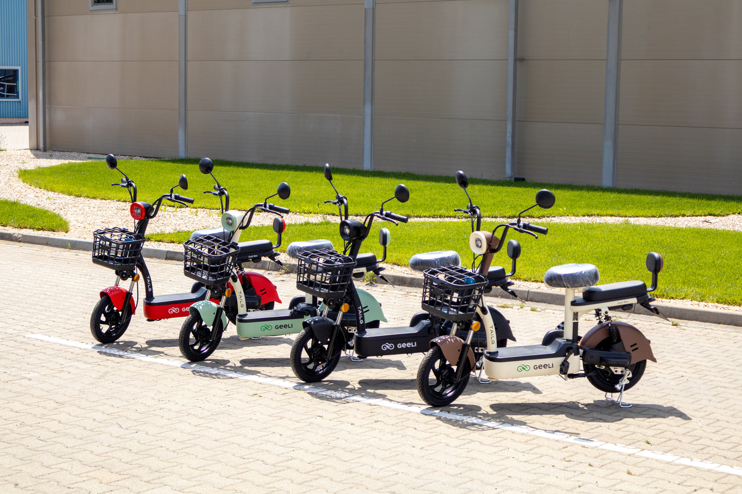 Scuter Electric Geeli Bee, Fără Permis, Viteză Maximă 25 km/h, Cu Pedale, 2 Locuri, Motor 350W, Baterie 48V 12Ah, Autonomie 35 km