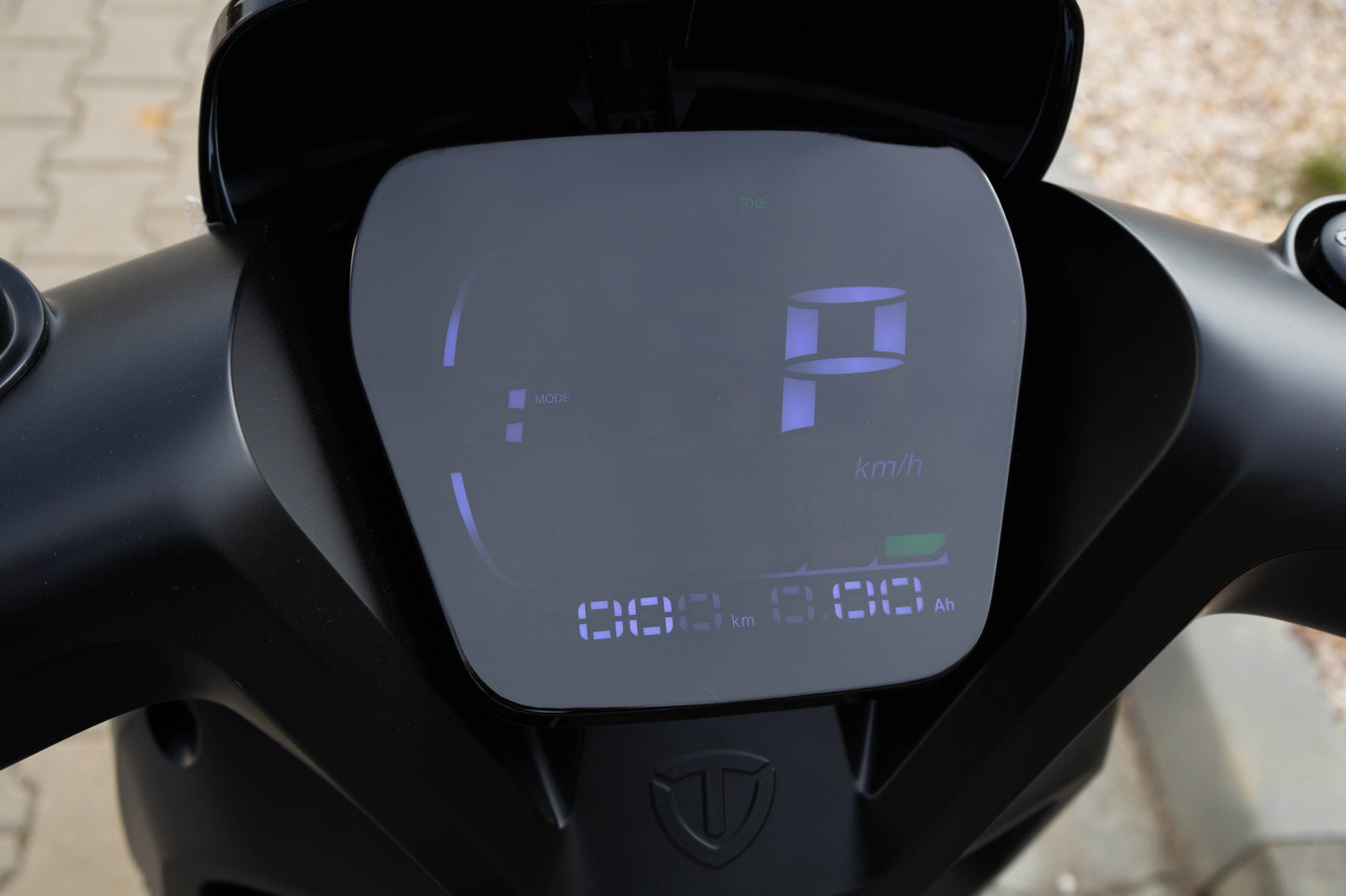 Bord și maneta de frână la scuterul electric Kuba GREE 08
