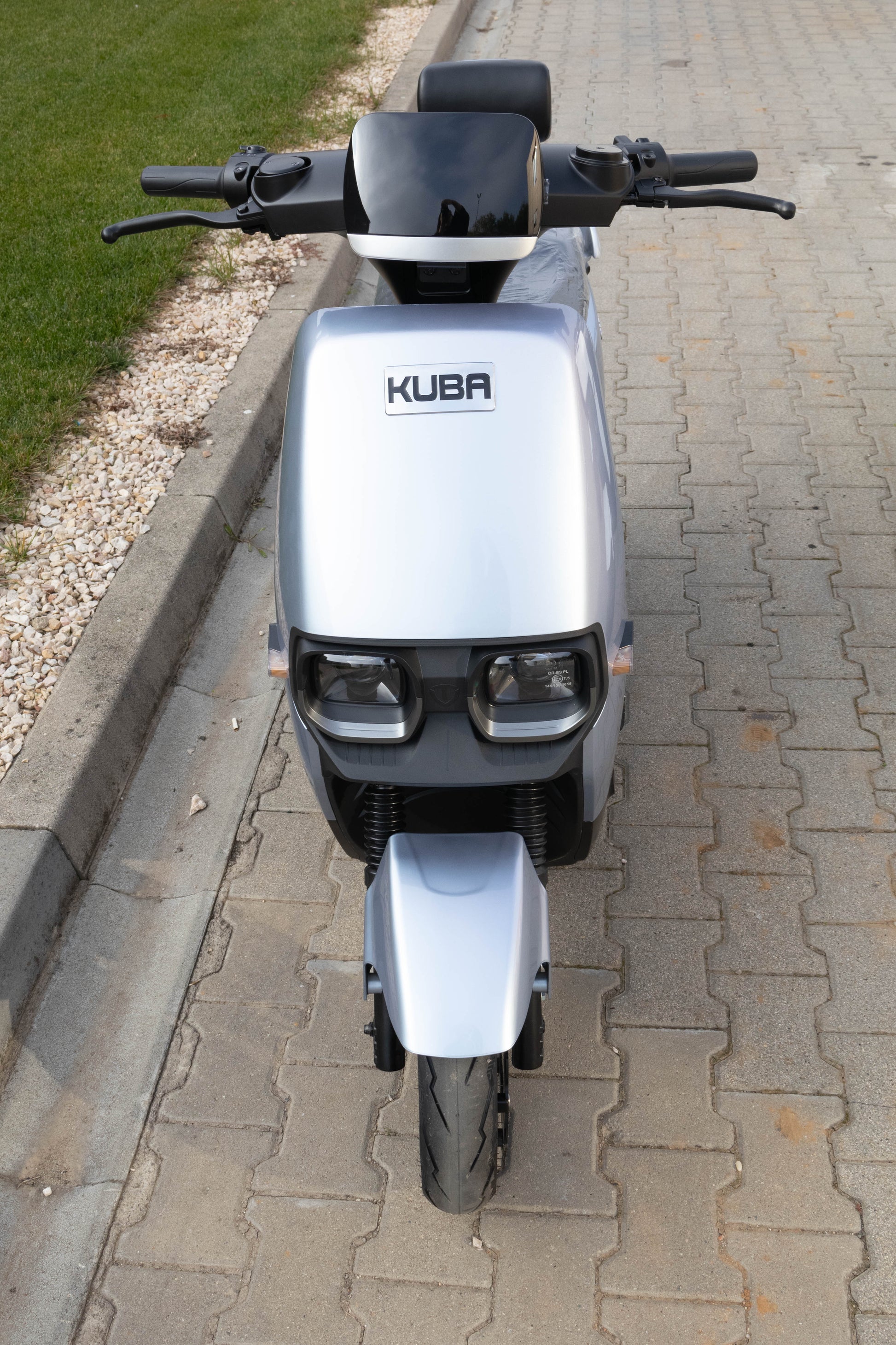 Scuter electric Kuba GREE 08 gri deschis, vedere frontală