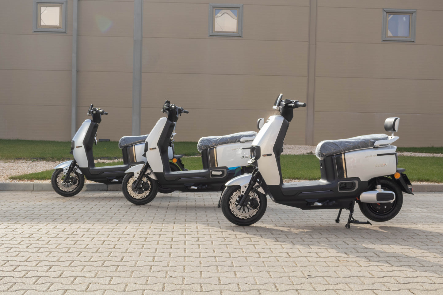 Scuter electric Kuba GREE 08 disponibil în mai multe culori, imagine de studio laterală stânga