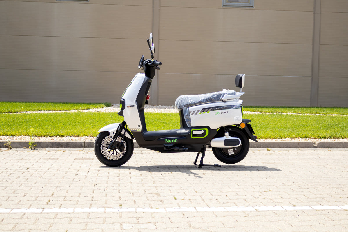 Scuter electric fără permis Geeli Neon alb, vedere laterală stânga
