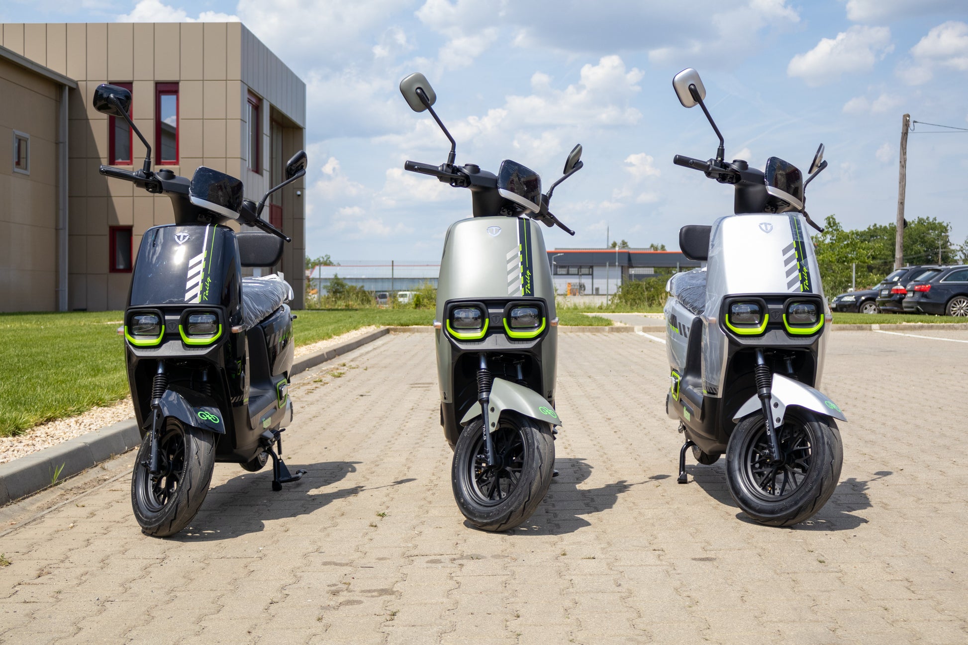 Scuter electric fără permis Geeli Neon, faruri în partea din față, în cele trei culori disponibile: negru, argintiu și alb