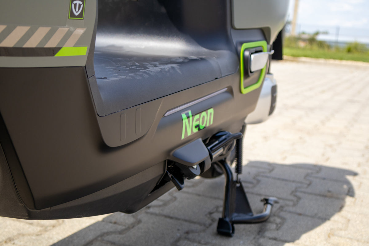 Detaliu cric la scuterul electric Geeli Neon argintiu