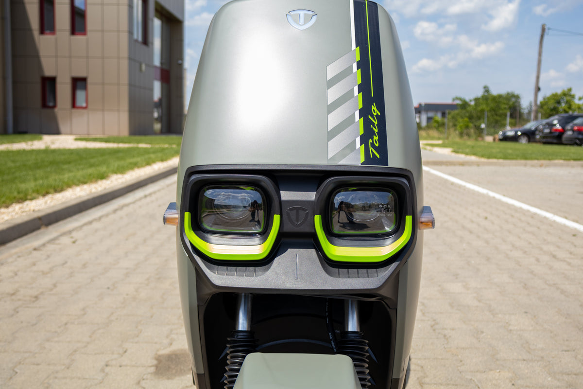 Detaliu faruri în partea din față la scuterul electric Geeli Neon argintiu