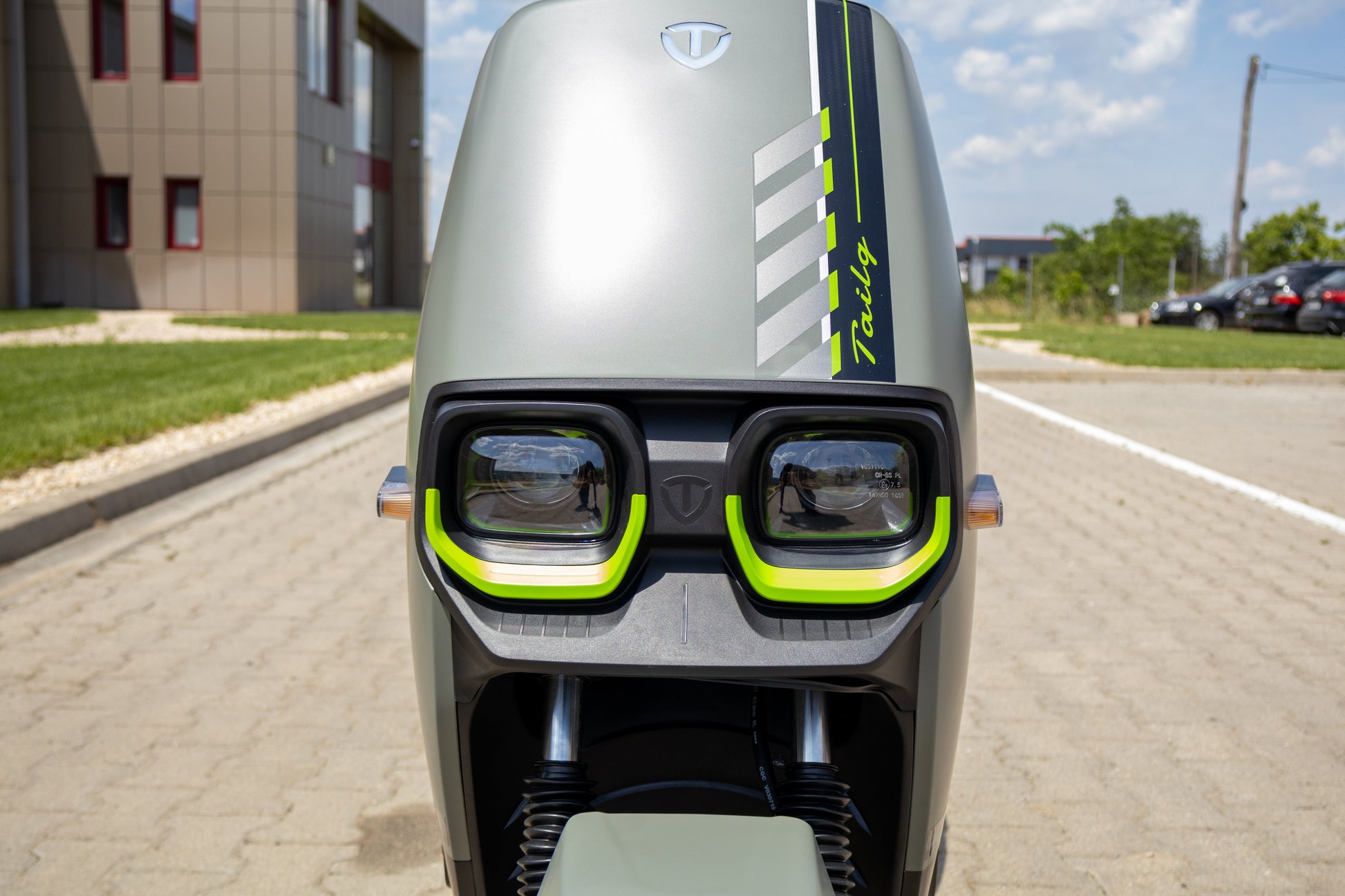 Detaliu faruri în partea din față la scuterul electric Geeli Neon argintiu
