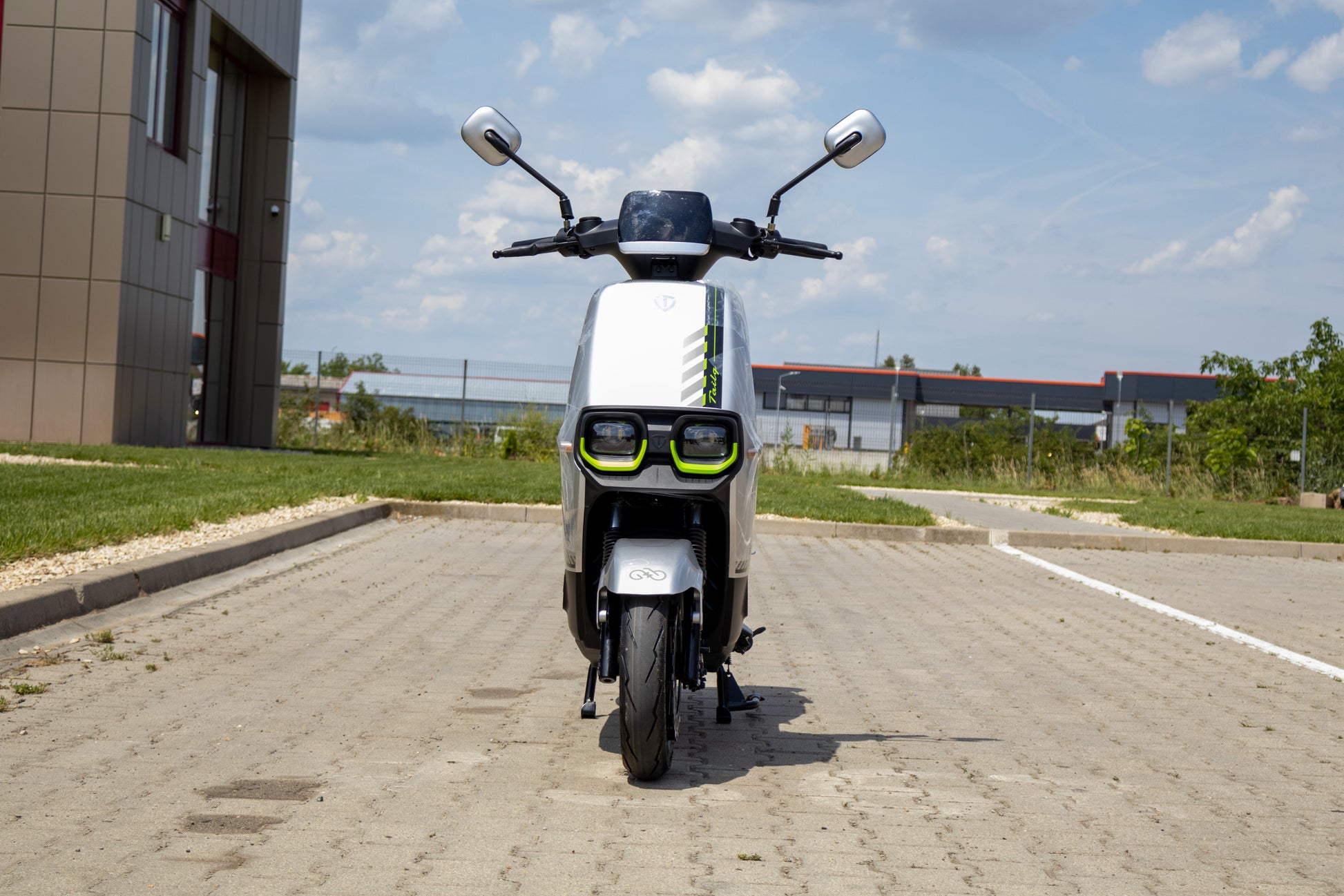 Scuter electric Geeli Neon argintiu, vedere frontală și detaliu stopuri