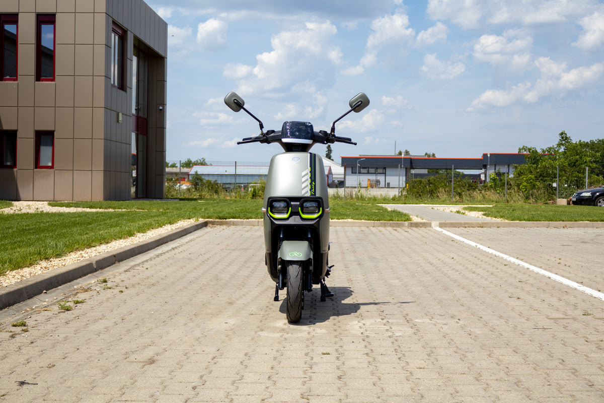 Scuter electric Geeli Neon argintiu, vedere frontală