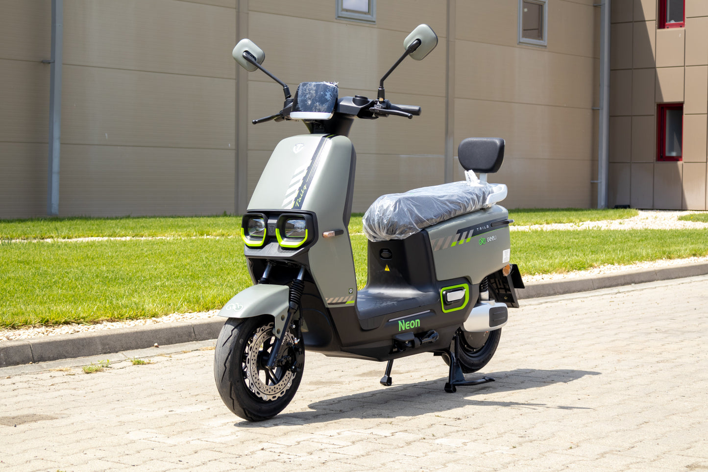 Scuter electric Geeli Neon argintiu, vedere laterală stânga oblică