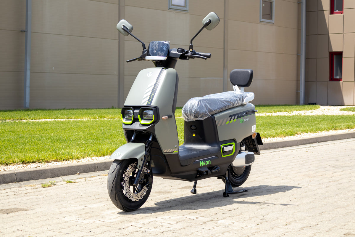 Scuter electric Geeli Neon argintiu, vedere laterală stânga oblică