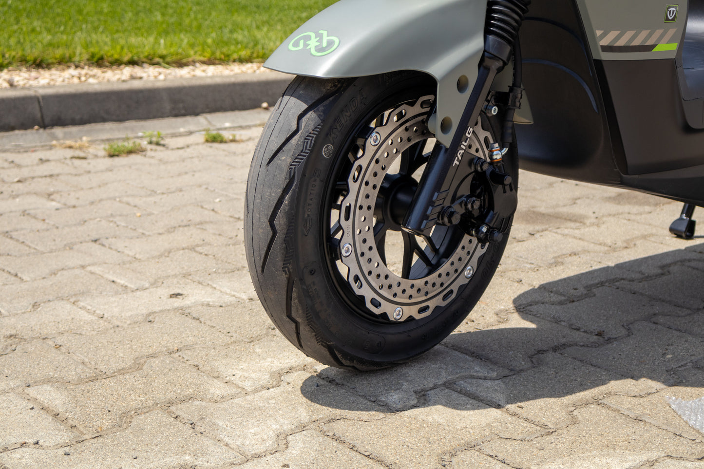 Roata din față cu disc de frână la scuterul electric Geeli Neon argintiu