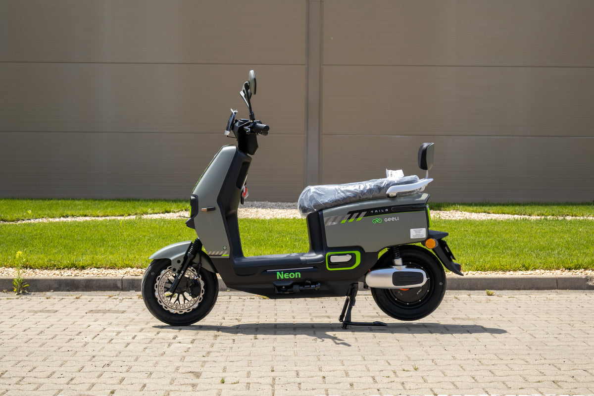 Scuter electric Geeli Neon argintiu, vedere laterală stânga