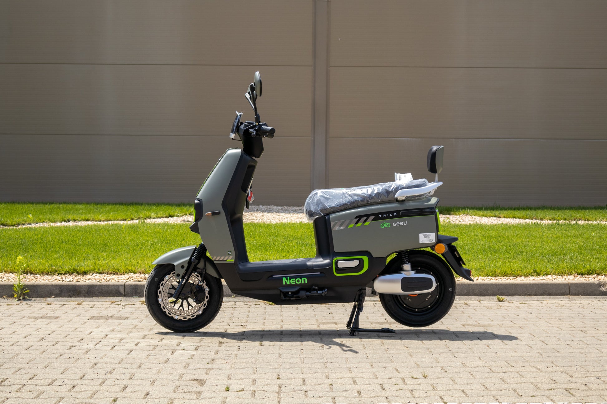Scuter electric Geeli Neon argintiu, vedere laterală stânga