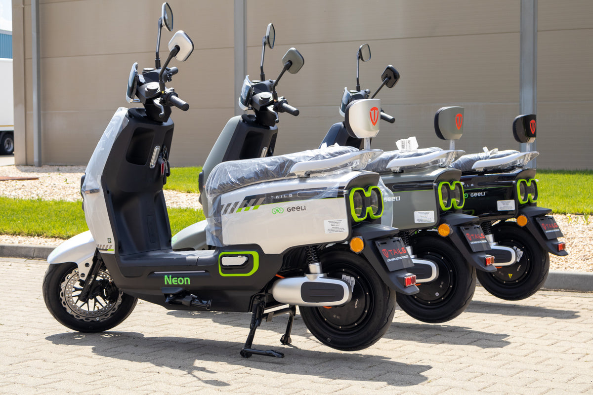 Scuter electric Geeli Neon în cele trei culori disponibile: negru, argintiu și alb, vedere laterală stânga