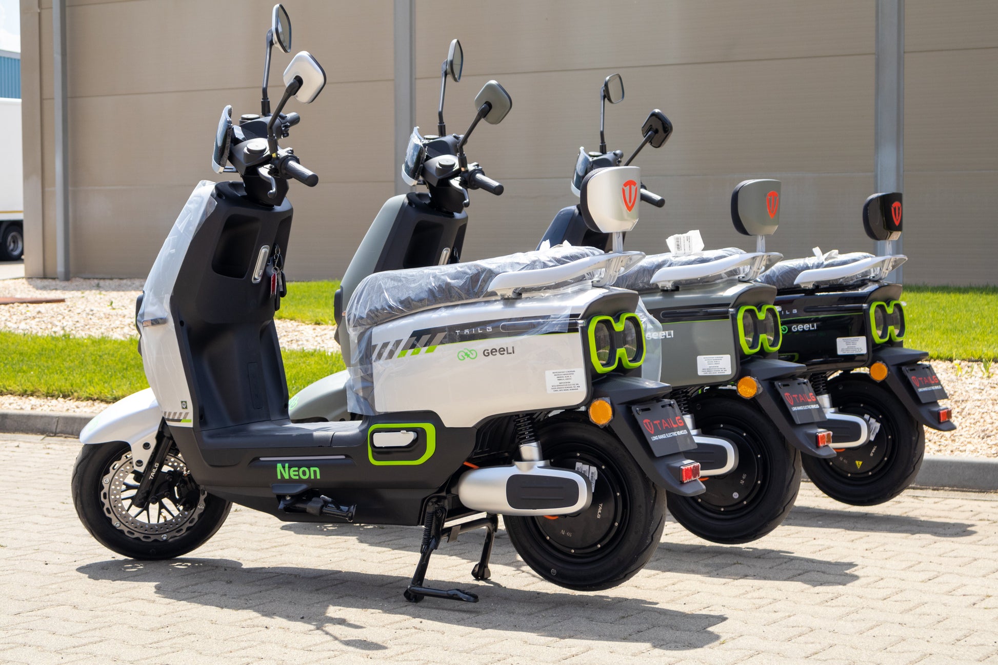 Scuter electric Geeli Neon în cele trei culori disponibile: negru, argintiu și alb, vedere laterală stânga