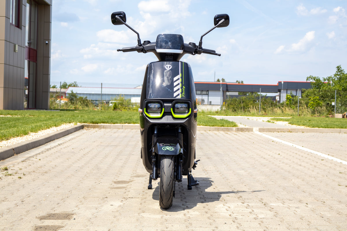 Scuter electric Geeli Neon negru, vedere frontală