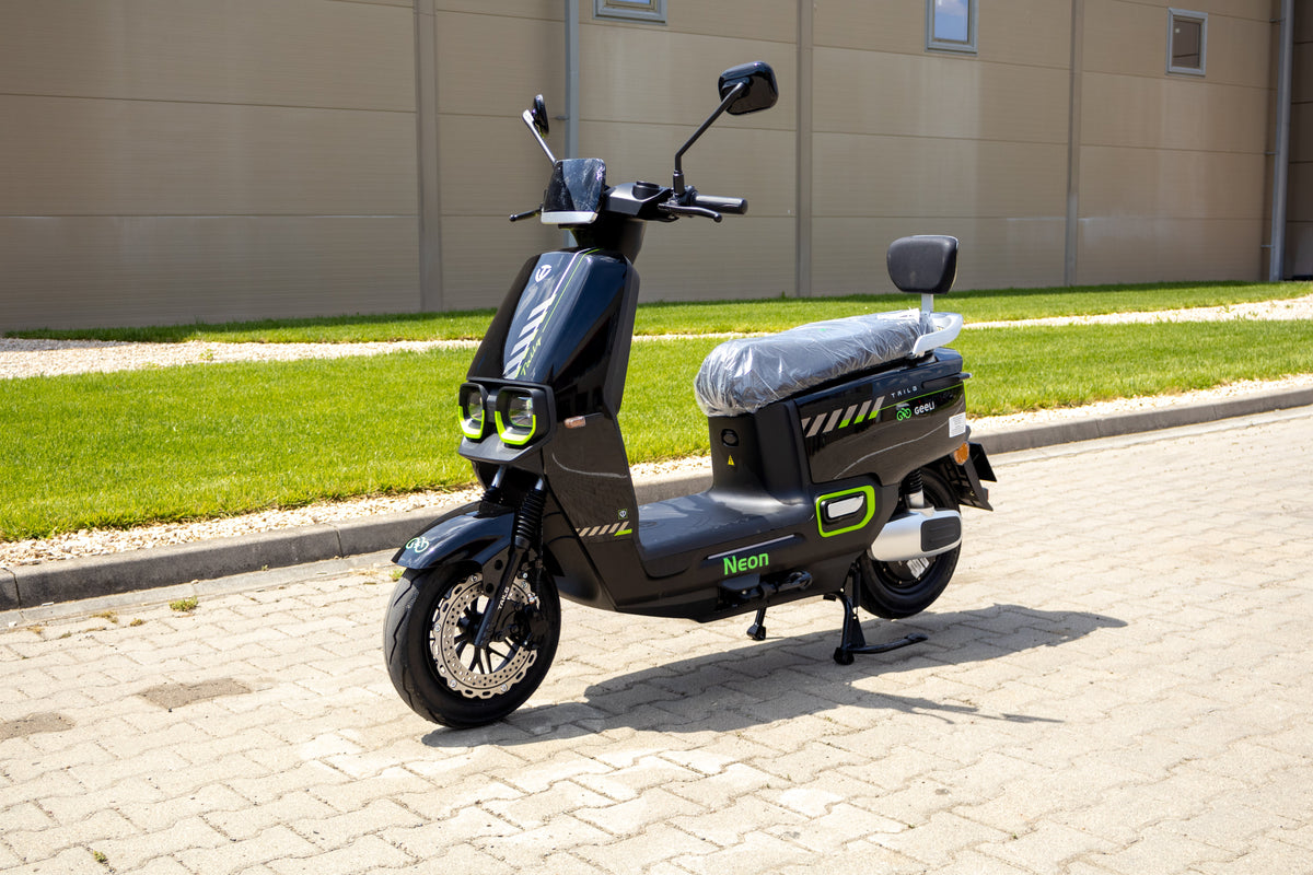 Scuter electric Geeli Neon negru, vedere laterală stânga oblică din alt unghi