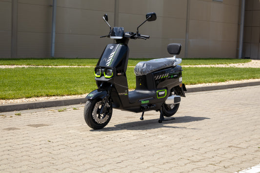 Scuter electric fără permis Geeli Neon negru, vedere laterală stânga oblică