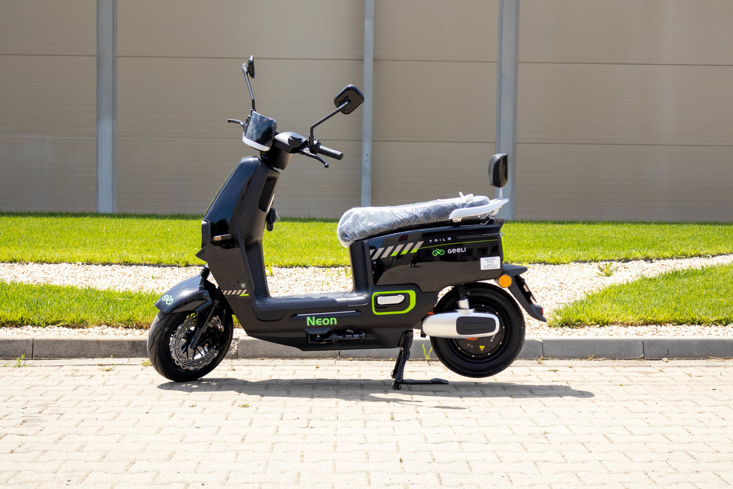 Scuter electric Geeli Neon negru, vedere laterală stânga