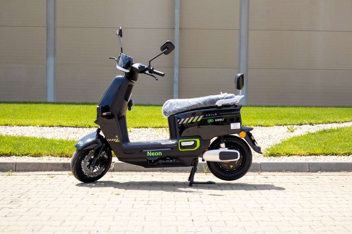 Scuter electric Geeli Neon negru, vedere laterală stânga