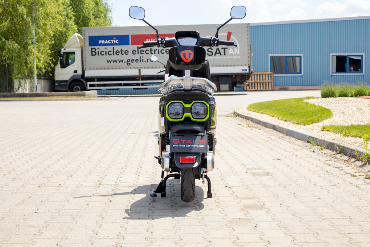 Scuter electric Geeli Neon negru, vedere din spate cu stopurile