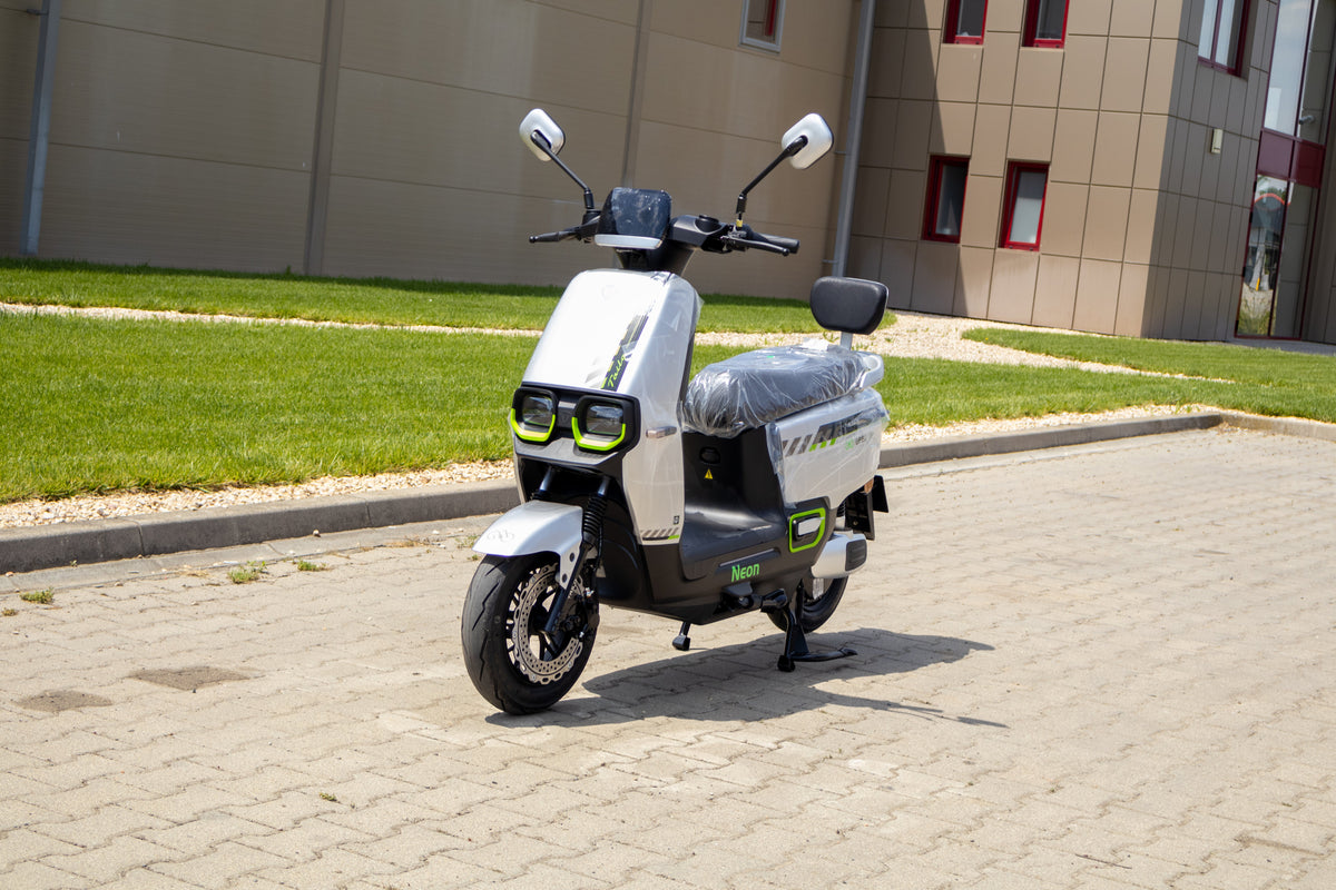 Scuter electric fără permis Geeli Neon argintiu, vedere laterală stânga