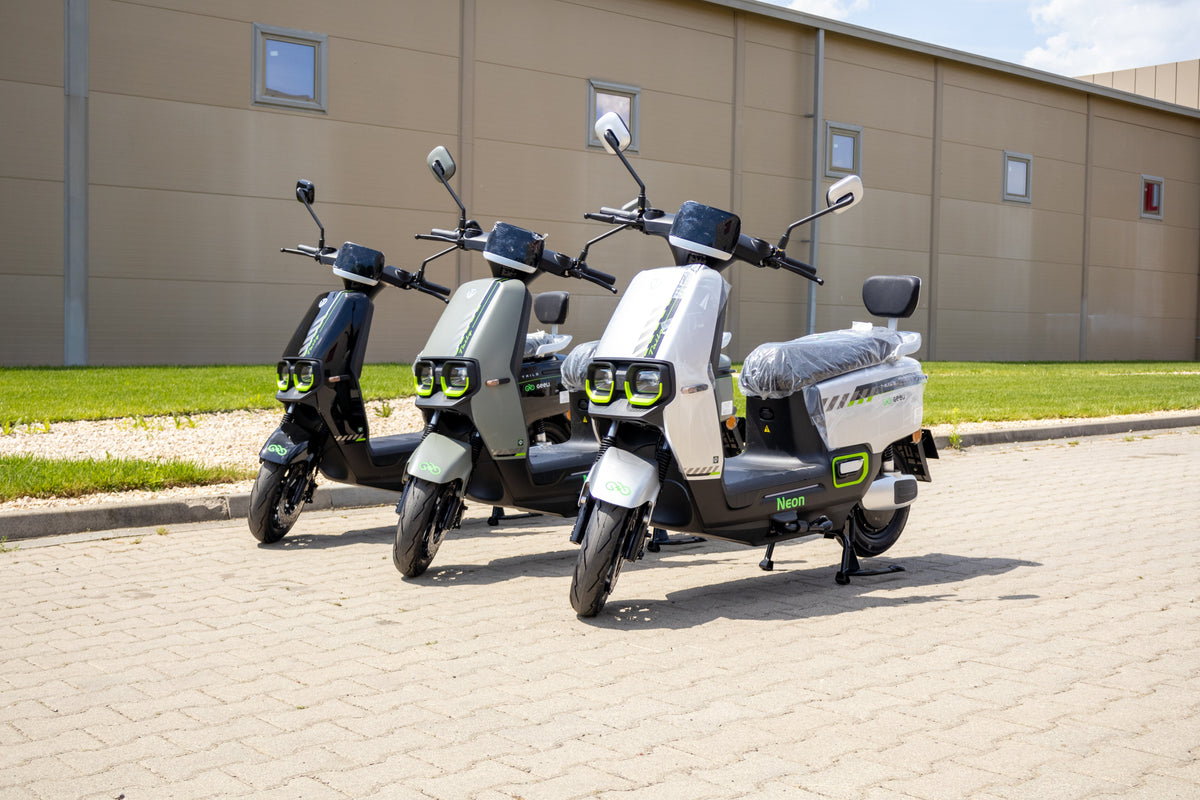 Scuter electric Geeli Neon în cele trei culori disponibile: negru, argintiu și alb, vedere frontală și laterală stânga