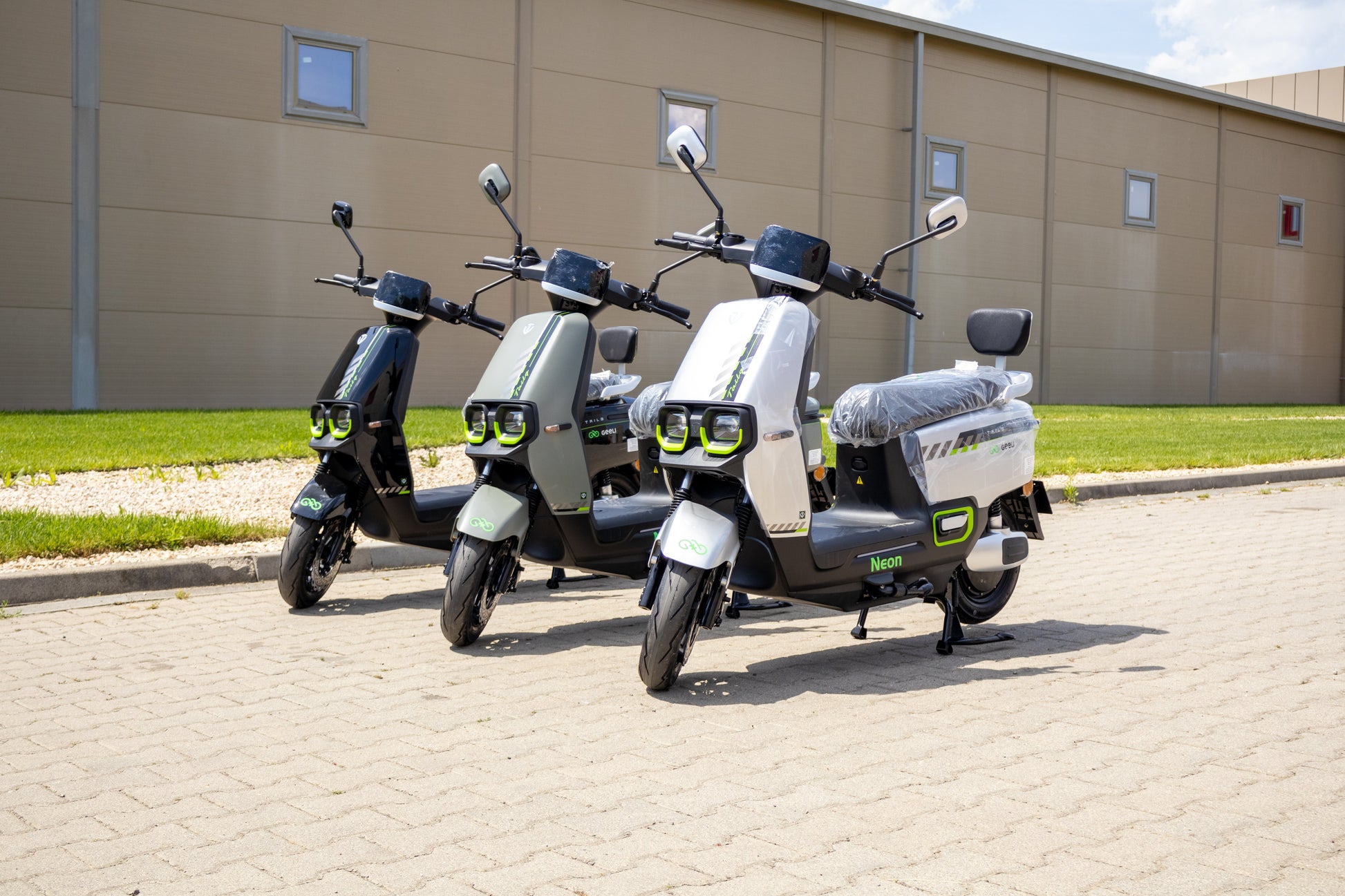 Scuter electric Geeli Neon în cele trei culori disponibile: negru, argintiu și alb, vedere frontală și laterală stânga