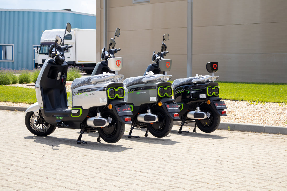Scuter electric Geeli Neon în cele trei culori disponibile, vedere laterală dreapta