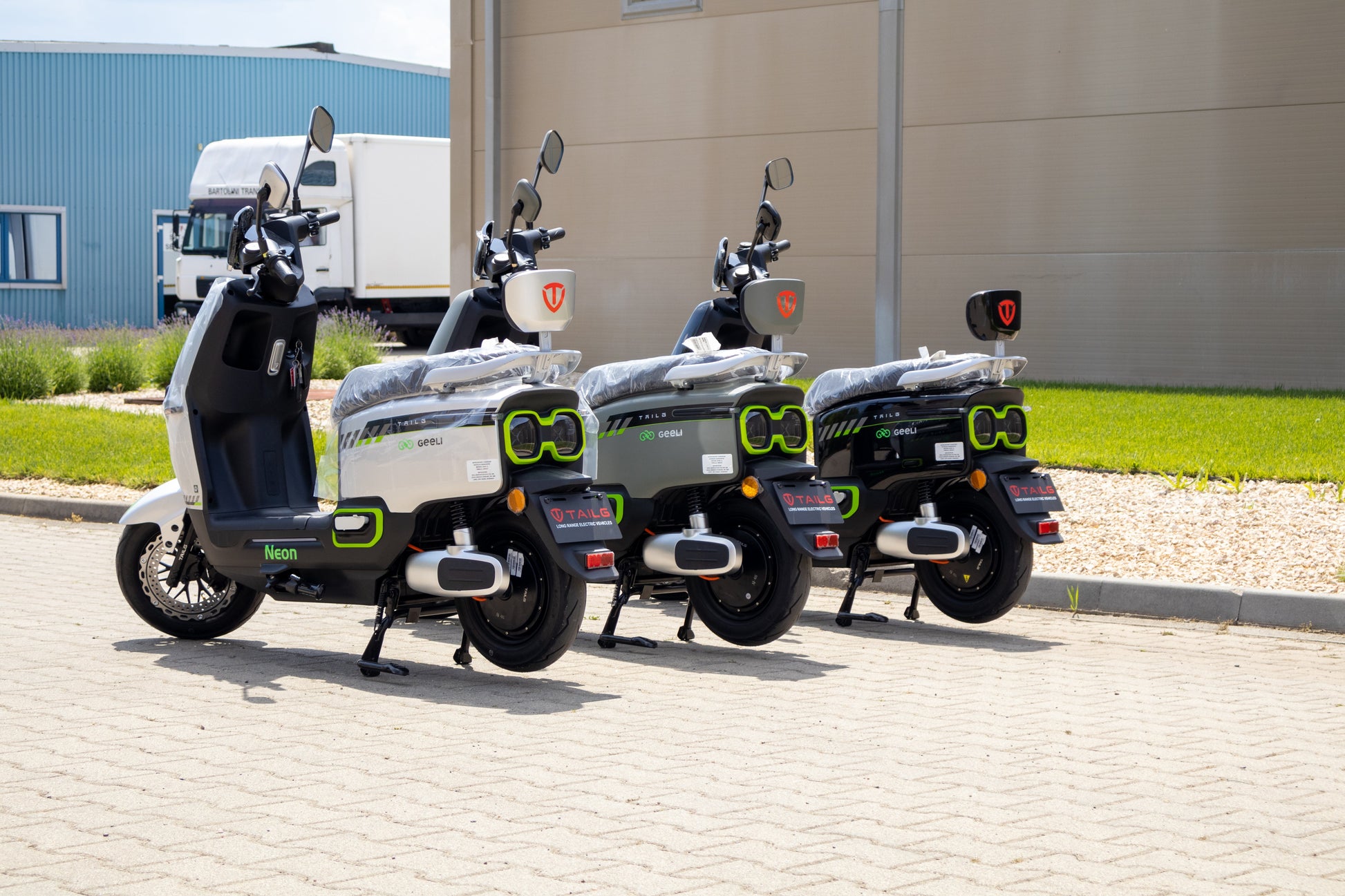 Scuter electric Geeli Neon în cele trei culori disponibile, vedere laterală dreapta