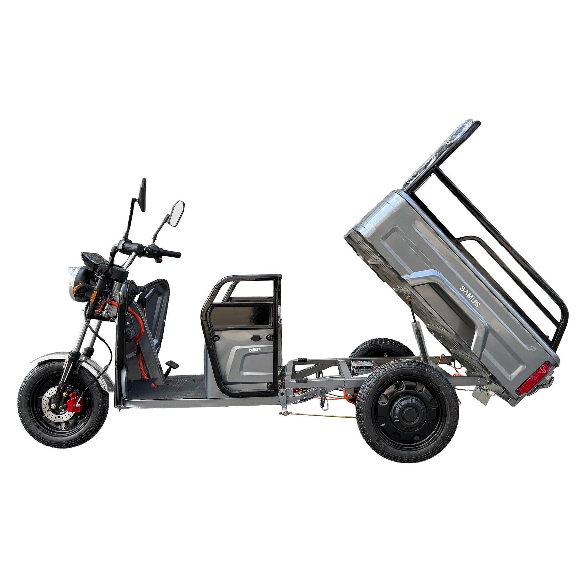 Triciclu electric cargo Samus Ranger gri cu bena basculabilă ridicată, vedere laterală stânga