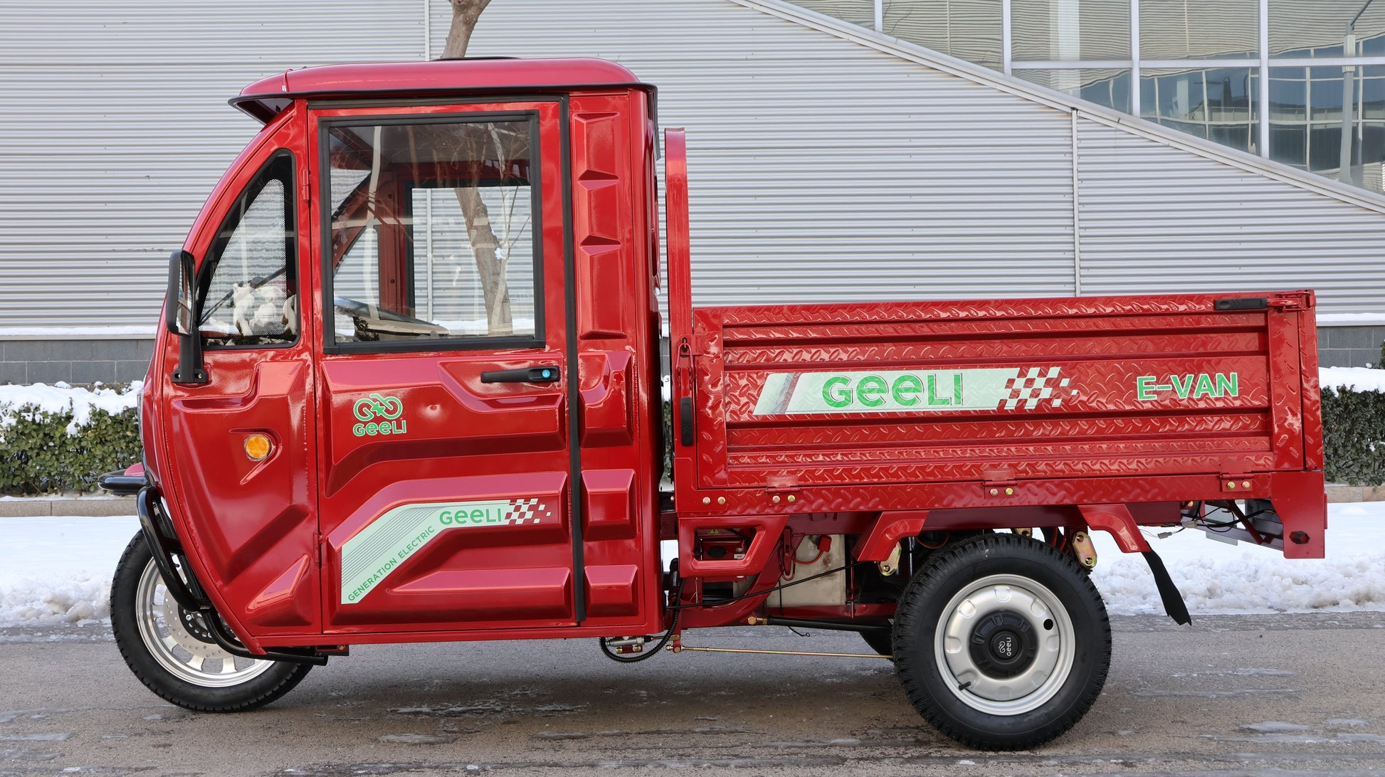 Triciclu electric Geeli E-Van, vedere laterală completă, cabină și benă