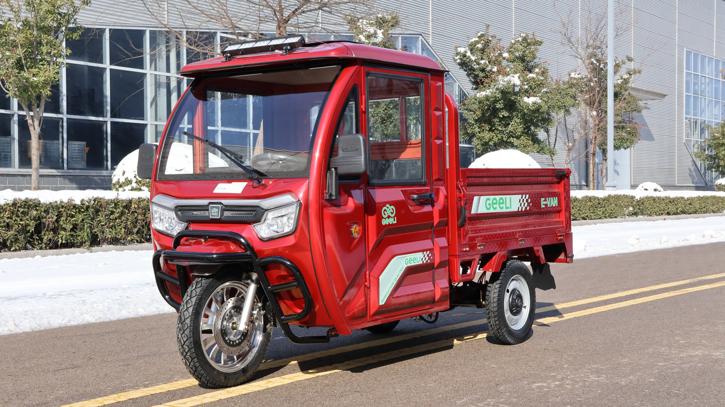 Triciclu electric Geeli E-Van roșu, vedere frontală oblică, cu cabină închisă și volan