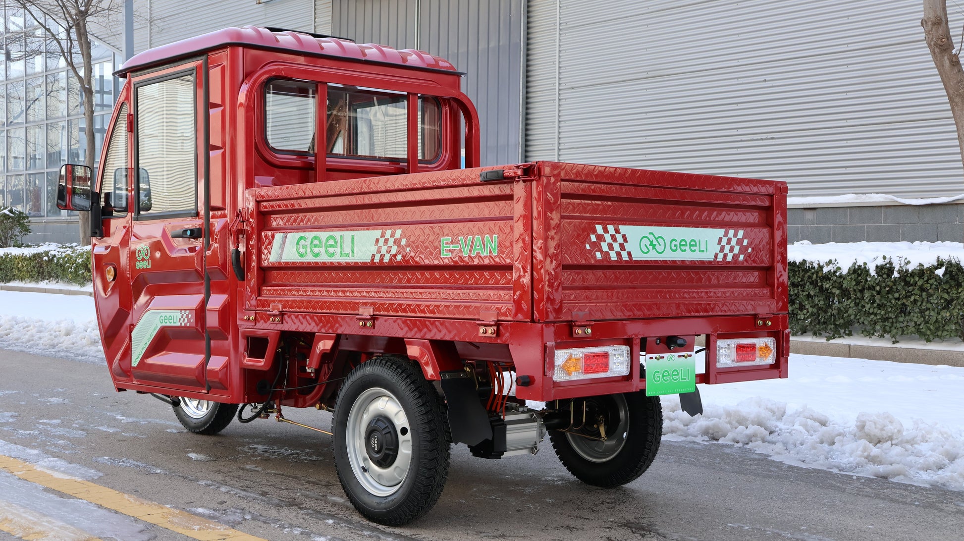 Triciclu electric Geeli E-Van roșu, vedere din spate, cu benă de marfă