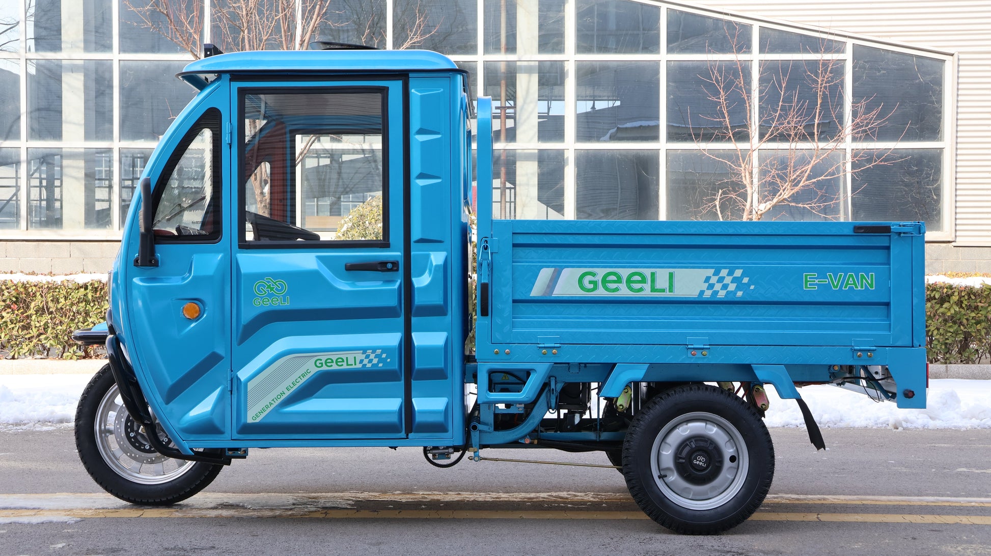 Geeli E-Van albastru, profil lateral complet