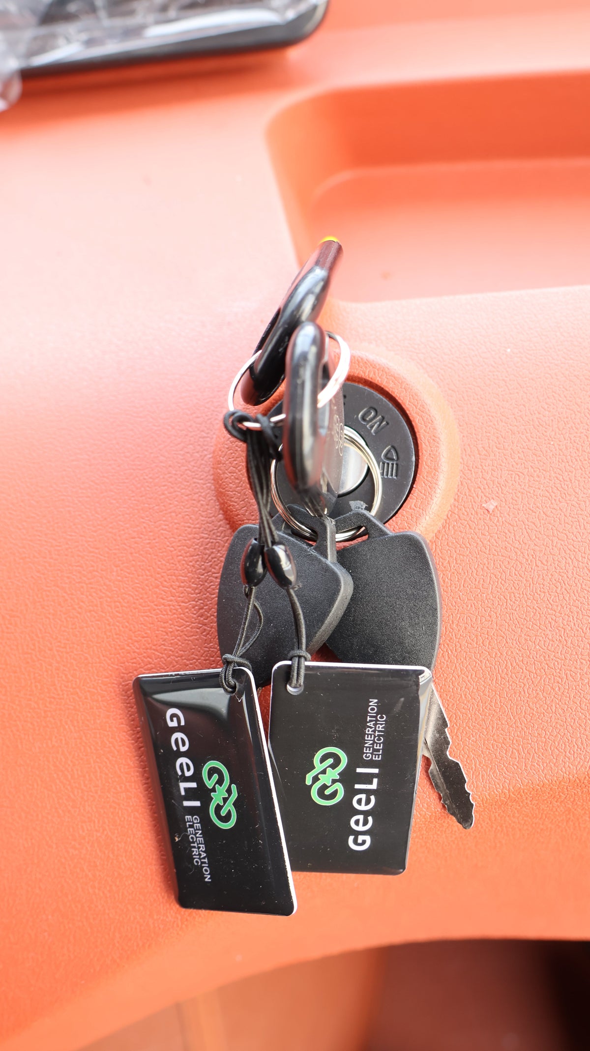 Cheile cu card NFC livrate cu Geeli E-Van